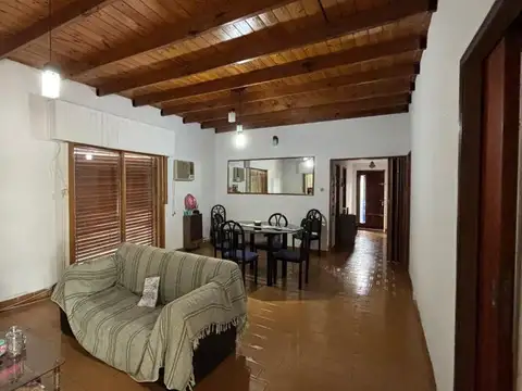 Casa 5 ambientes con 2 baños