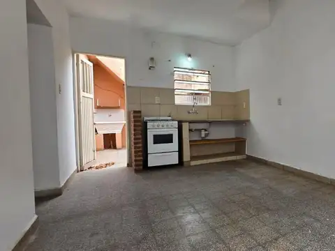 Departamento de pasillo a una cuadra de Av. del Rosario