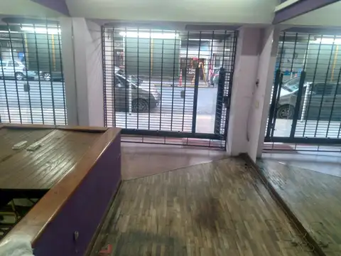 Muy lindo local y muy bien ubicado con gran sótano, baño. RETASADO 