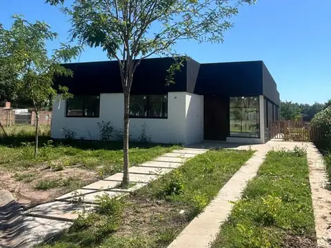 Casa 4 ambientes con 2 baños