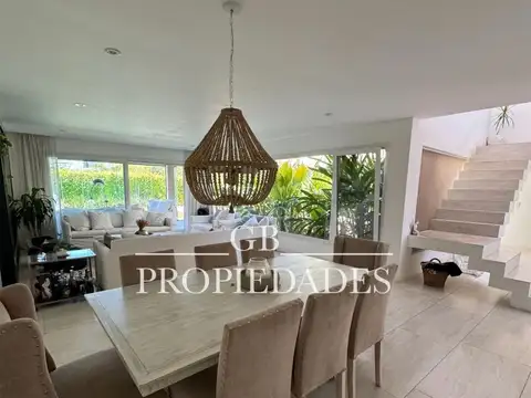 Casa en Venta con 5 cocheras