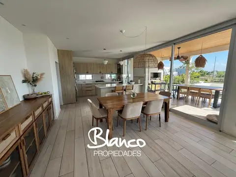 Casa en Alquiler con 2 cocheras