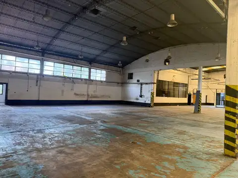 Depósito de 2300 m2 cubiertos en Villa Adelina