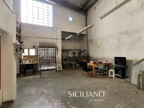 Depósito - Parque Chacabuco - S/lote propio. Apto Casa - 230m²