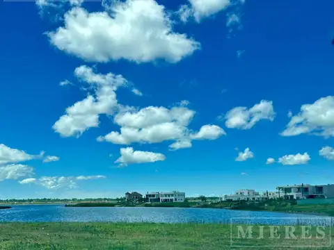 Lote a la laguna en venta con o sin proyecto de obra Barrio Costas Puertos