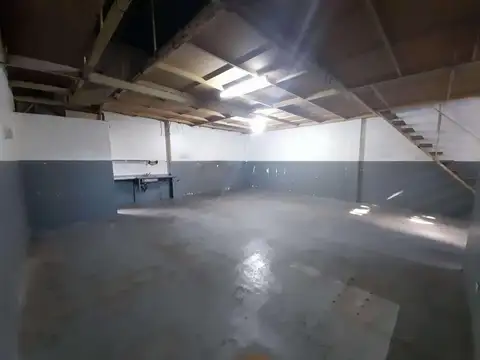 Galpón 90 metros totales. 70 metros + entrepiso