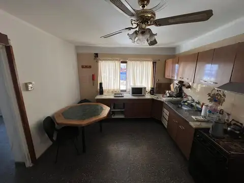 Casa 6 ambientes con 2 baños