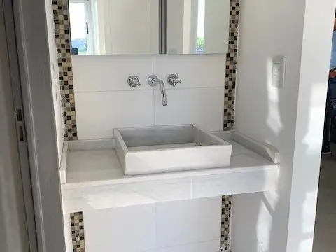 Amplias Unidades de 2 ambientes con balcón y parrilla. Cocheras optativas