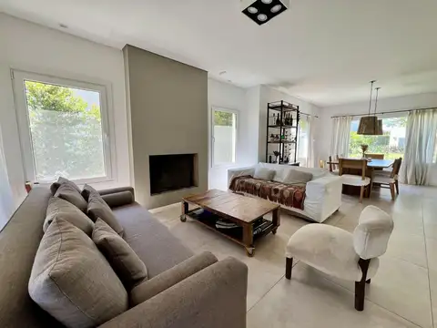 Casa 4 ambientes con 2 baños