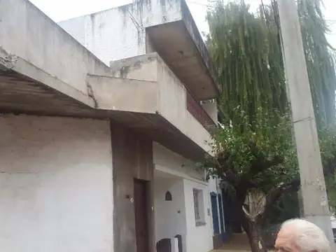 AMPLIA CASA, QUE POSEE DOS VIVIENDAS DE 3 AMB C/U, CON POSIBILIDAD DE AMPLIAR A MAS VIVIENDAS