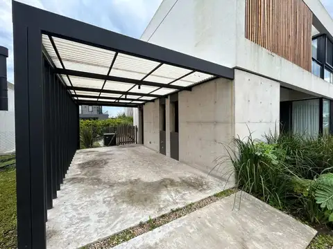 Casa 6 ambientes con 4 baños