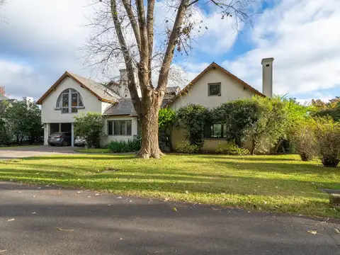 Casa 7 ambientes con 4 baños