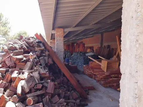 LOCAL COMERCIAL CON GALPÓN SEMI CUBIERTO EN AGUAS VERDES. CENTRO COMERCIAL 