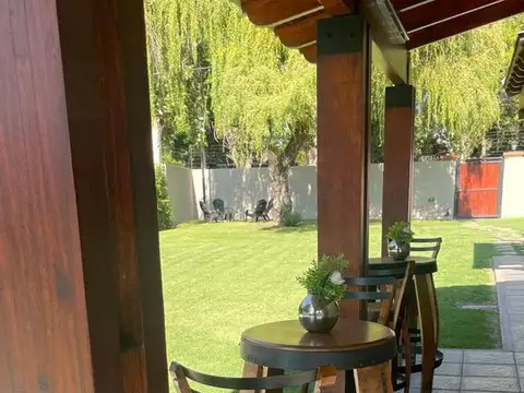 Casa 6 ambientes con 2 baños