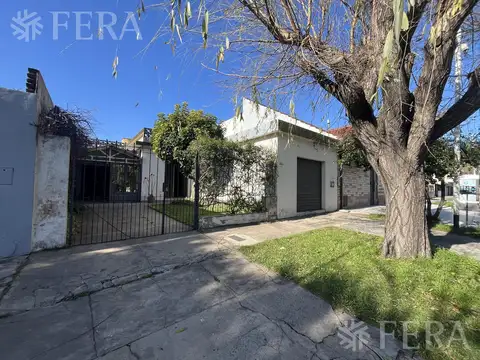 Venta Casa 3 ambientes con local, patio y cochera en Villa Dominico