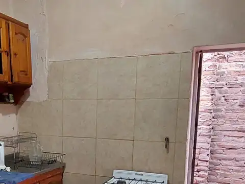 EN VENTA - CASA 2 DORMITORIOS A RECICLAR - BARRIO BELLA VISTA