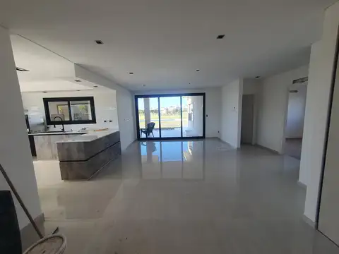 Casa en Venta con 3 cocheras