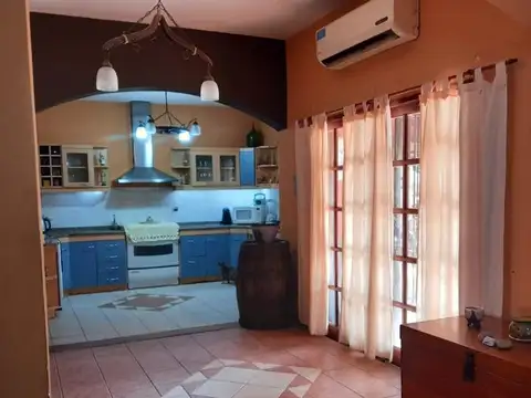 Casa 4 ambientes con 2 baños