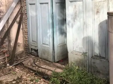 Venta De Local, Garage Y Fondo Libre  Caseros