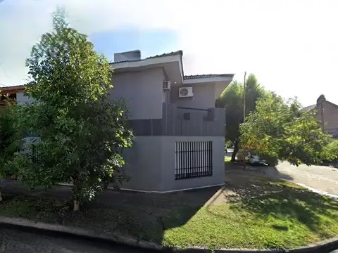 *CASA DE 6 AMB. EN 2 PLANTAS  *SOBRE LOTE DE 18 X 11 EN ESQUINA