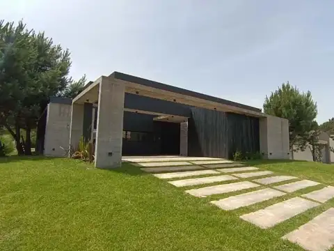 Casa en venta - 4 Dormitorios 3 Baños - Pinamar