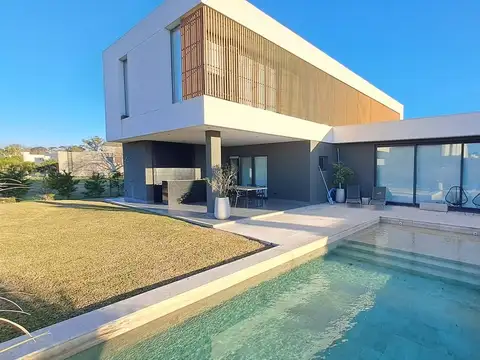 Casa en Venta en Countries y Barrios Cerrados en Berazategui, USD 550.000