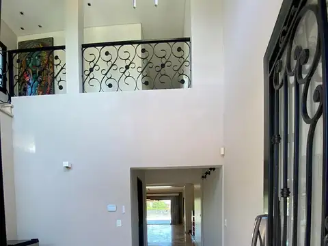 Casa 8 ambientes con 4 baños