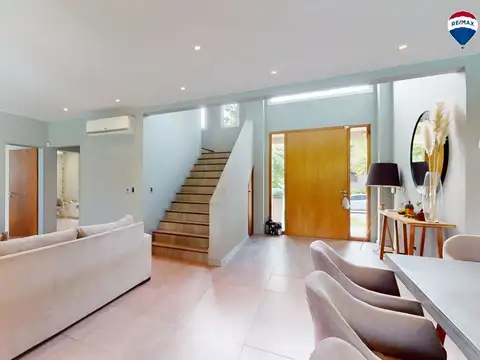 Casa 8 ambientes con 4 baños