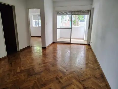 Muy buen 2 ambientes en excelente ubicación comercial