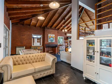 Casa 6 ambientes con 2 baños