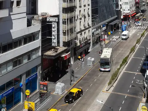 Tradicional edificio en esquina a mts Tribunales