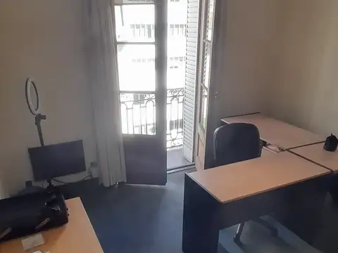 Tradicional edificio en esquina a mts Tribunales