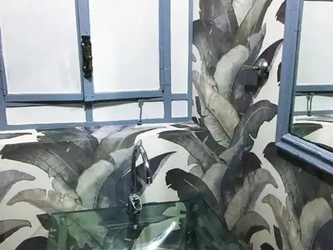 Local con techos doble altura, excelente opción para Showroom en Recoleta.