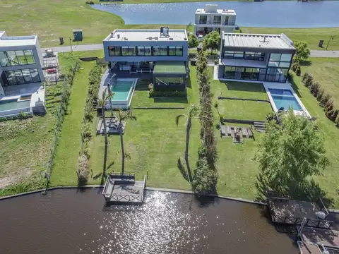 VENTA DE LUJOSA CASA AL RIO EN EL NAUDIR