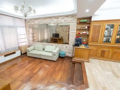 Casa en Venta con 3 cocheras