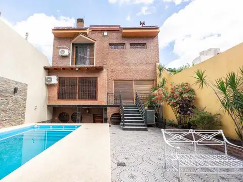 CASA 5 AMBIENTES EN VENTA EN LANUS COCHERA PILETA