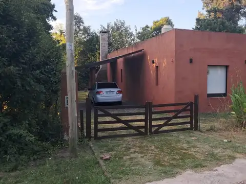 Impecable casa una planta en semicerrado