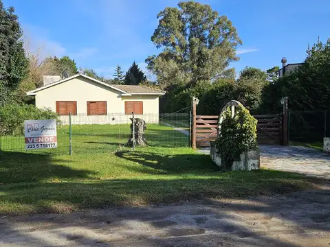 Chalet 4 ambientes con pileta en Barrio privado La Armonia