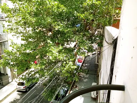 DEPARTAMENTO 4 AMBIENTES CON BALCÓN AL FRENTE. LAVALLE 75 AVELLANEDA, PISO 2º POR ESCALERA.