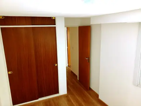 DEPARTAMENTO 4 AMBIENTES CON BALCÓN AL FRENTE. LAVALLE 75 AVELLANEDA, PISO 2º POR ESCALERA.