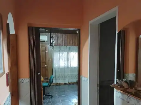 Casa 7 ambientes con 2 baños