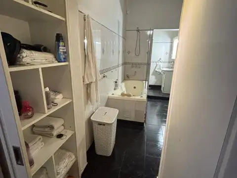 VENTA CASA 4 AMB - GARAGE-JARDIN-PATIO- FLORES