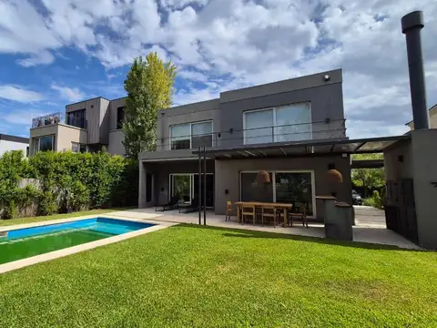 Casa 6 ambientes con 3 baños