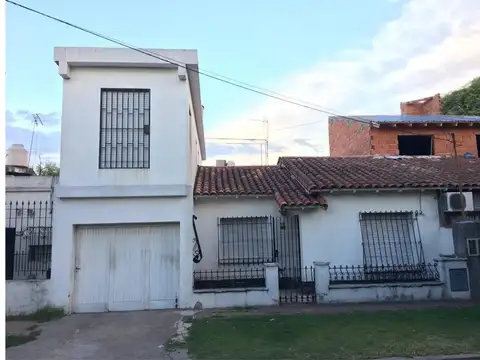 CASA EN LOTE PROPIO :: APTO CREDITO :: COCHERA :: 2 DORMITOR