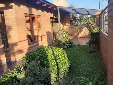Casa 6 ambientes con 2 baños