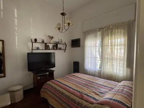 Excelente PH en primer piso por escalera, de 4 ambientes con balcón, quincho y terraza.