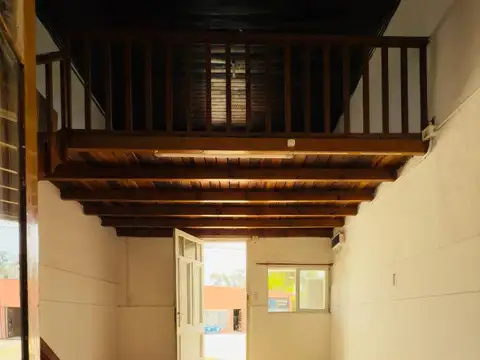 CASA EN VENTA, 2 DORM, A METROS DE LA PLAZA, 240METROS