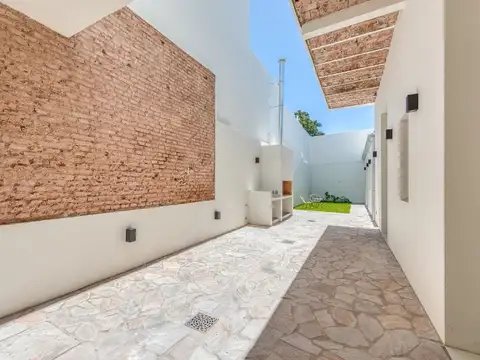 VENTA PH 4 AMBS RENOVADO. PATIO. JARDIN Y PARRILLA