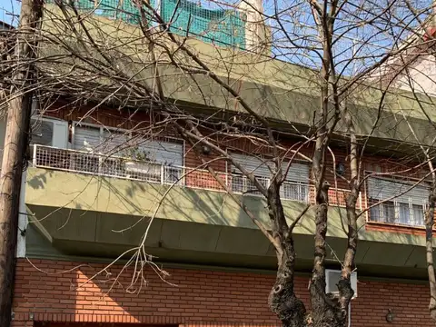 IMPECABLE PH DE 4 AMBIENTES EN PLANTA ALTA CON COCHERA EN MUNRO