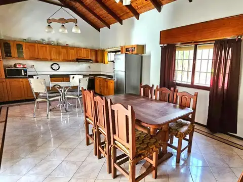 Casa con amplio patio y cochera - Rosario "Apta Credito"